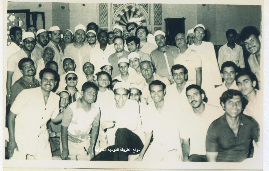 15سيدنا الشيخ حسين معوض في صورة جماعية مع الأخوان