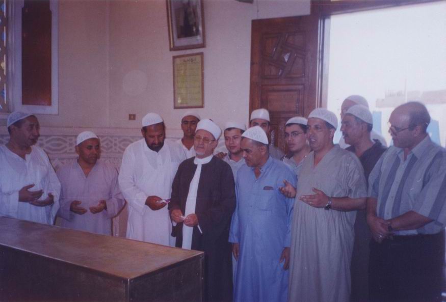 د. محمود عبد المحسن في زيارة ضريح سيدنا الشيخ عبد الرشيد